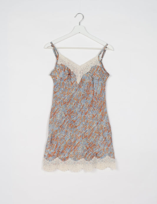 Experience nighttime luxury with our NIGHT DRESS – a true sleeping beauty crafted from upcycled sari fabric by dedicated artisans. Seamlessly combining purpose and comfort, these nightdresses offer a relaxed fit and lightweight material, ideal for sleeping, lounging, or enjoying a tranquil moment sipping coffee on your balcony.