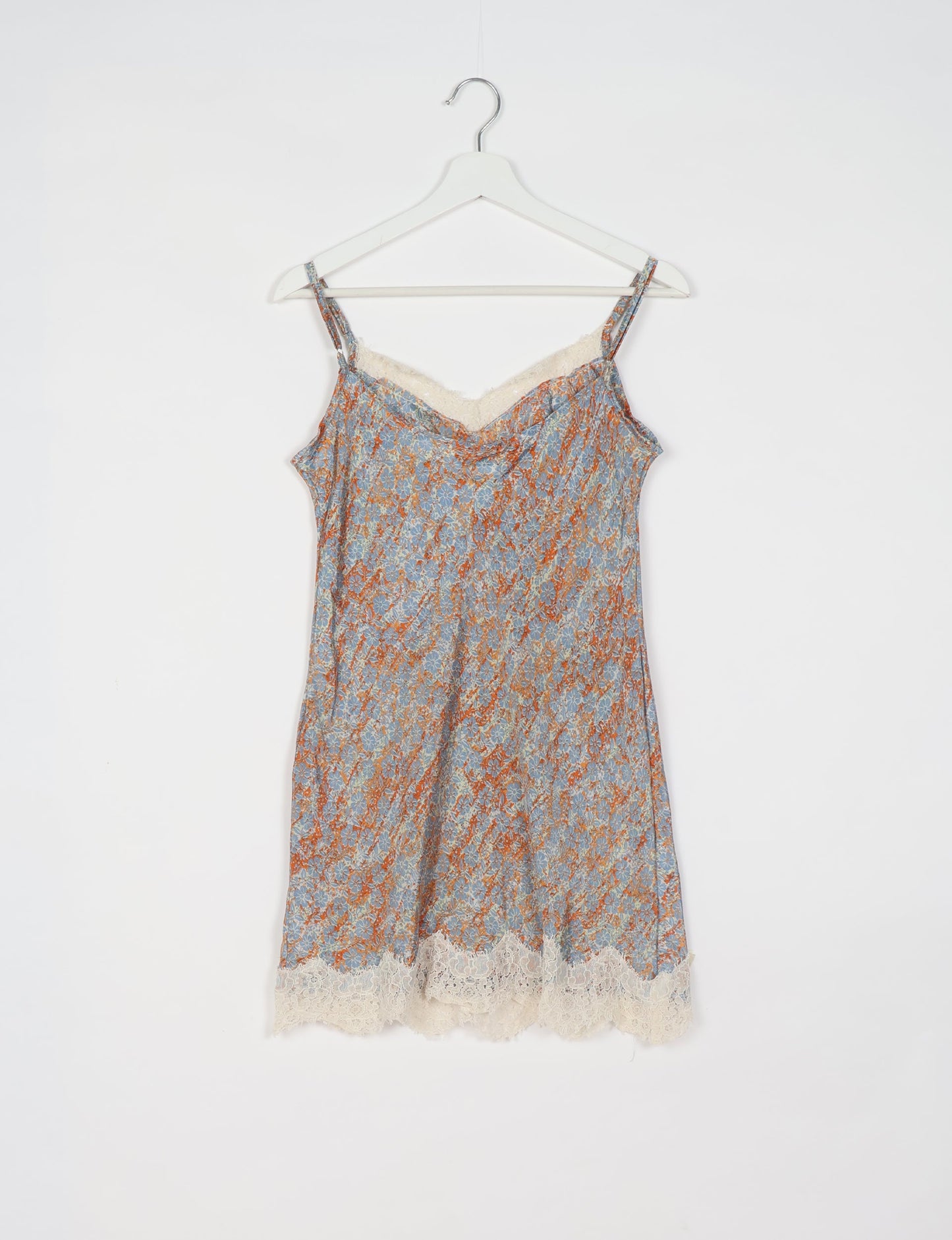 Experience nighttime luxury with our NIGHT DRESS – a true sleeping beauty crafted from upcycled sari fabric by dedicated artisans. Seamlessly combining purpose and comfort, these nightdresses offer a relaxed fit and lightweight material, ideal for sleeping, lounging, or enjoying a tranquil moment sipping coffee on your balcony.