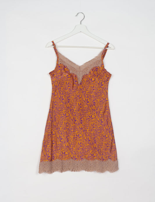 Experience nighttime luxury with our NIGHT DRESS – a true sleeping beauty crafted from upcycled sari fabric by dedicated artisans. Seamlessly combining purpose and comfort, these nightdresses offer a relaxed fit and lightweight material, ideal for sleeping, lounging, or enjoying a tranquil moment sipping coffee on your balcony.