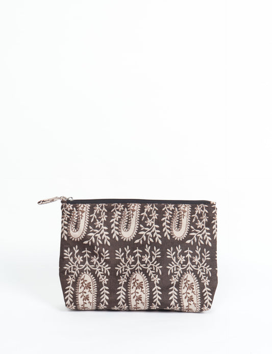 Waterproof pouch with recycled fabric lining, perfect for travel and daily use. A sustainable product crafted from textile waste and designed with environmentally friendly clothing practices in mind.