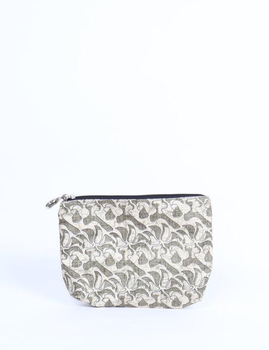 Waterproof pouch with recycled fabric lining, perfect for travel and daily use. A sustainable product crafted from textile waste and designed with environmentally friendly clothing practices in mind.