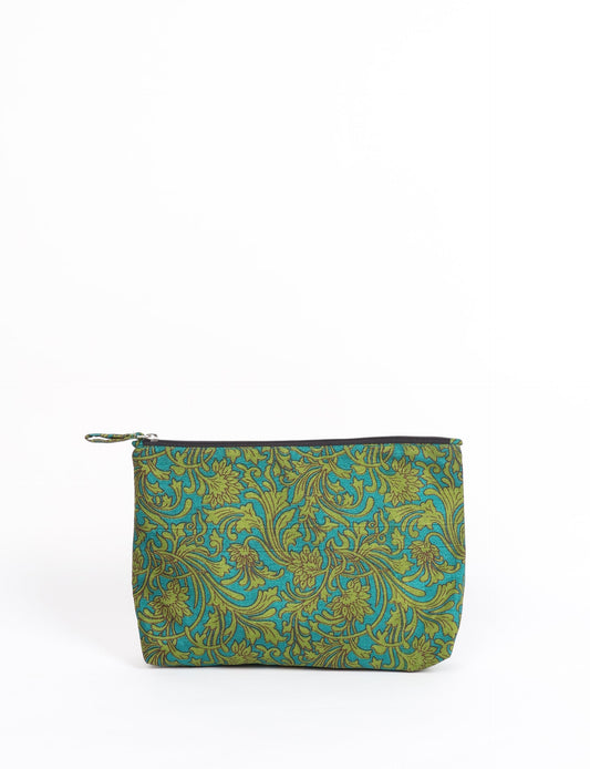 Waterproof pouch with recycled fabric lining, perfect for travel and daily use. A sustainable product crafted from textile waste and designed with environmentally friendly clothing practices in mind.