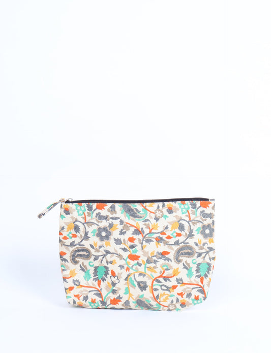 Waterproof pouch with recycled fabric lining, perfect for travel and daily use. A sustainable product crafted from textile waste and designed with environmentally friendly clothing practices in mind.