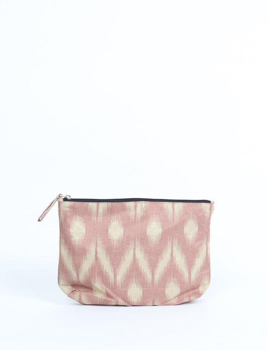 Waterproof pouch with recycled fabric lining, perfect for travel and daily use. A sustainable product crafted from textile waste and designed with environmentally friendly clothing practices in mind.