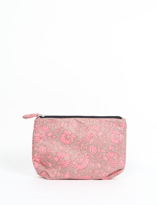 Waterproof pouch with recycled fabric lining, perfect for travel and daily use. A sustainable product crafted from textile waste and designed with environmentally friendly clothing practices in mind.