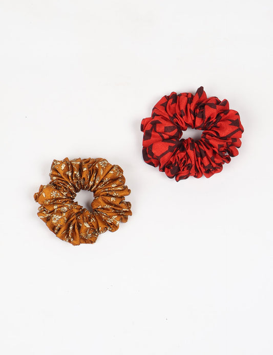Upgrade your hairstyle with our Scrunchy Set of 2 – elastic hair ties wrapped in colorful Indian sari fabric. A top pick in ethical and green fashion, these eco-friendly prints add flair to your wrist and hair, making a sustainable style statement that catches attention and sparks change.