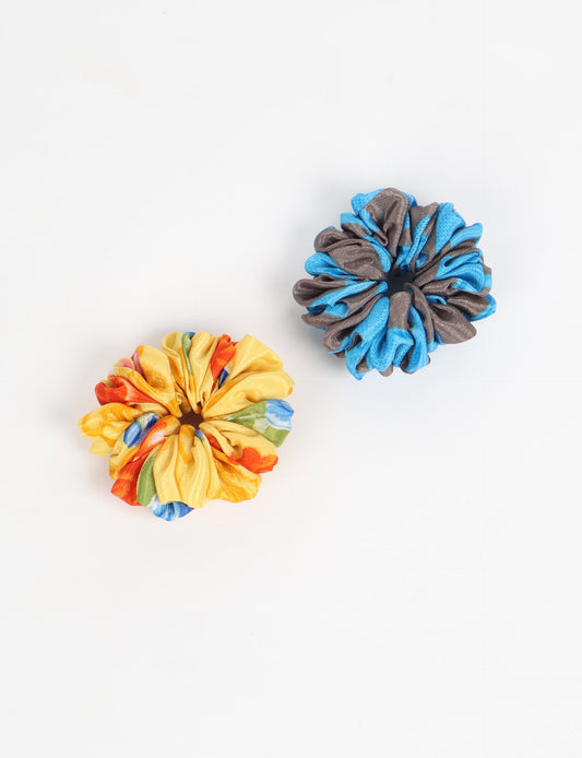 Upgrade your hairstyle with our Scrunchy Set of 2 – elastic hair ties wrapped in colorful Indian sari fabric. A top pick in ethical and green fashion, these eco-friendly prints add flair to your wrist and hair, making a sustainable style statement that catches attention and sparks change.
