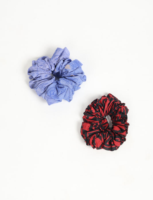 Upgrade your hairstyle with our Scrunchy Set of 2 – elastic hair ties wrapped in colorful Indian sari fabric. A top pick in ethical and green fashion, these eco-friendly prints add flair to your wrist and hair, making a sustainable style statement that catches attention and sparks change.