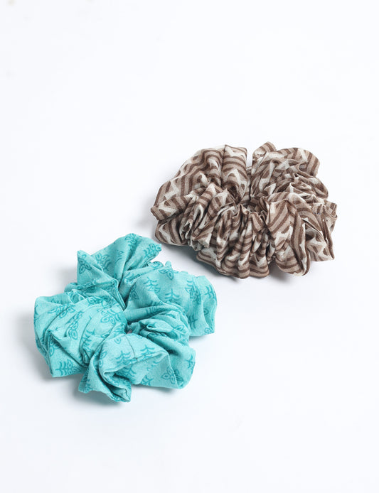 Upgrade your hairstyle with our Scrunchy Set of 2 – elastic hair ties wrapped in colorful Indian sari fabric. A top pick in ethical and green fashion, these eco-friendly prints add flair to your wrist and hair, making a sustainable style statement that catches attention and sparks change.