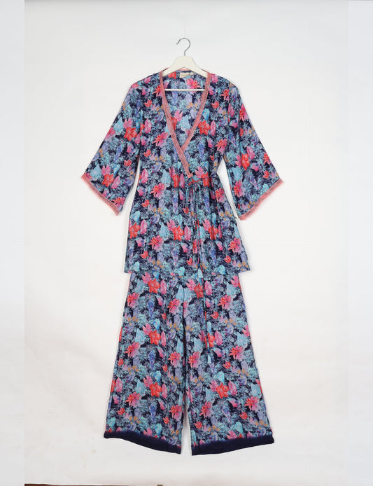 Versatile tunic set featuring lace details, made from sustainable materials. Perfect for conscious fashionistas seeking ethical wardrobe options.