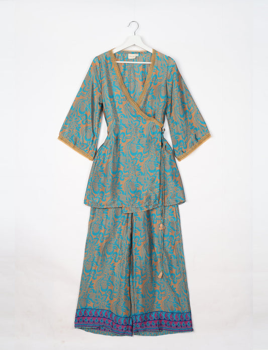 Versatile tunic set featuring lace details, made from sustainable materials. Perfect for conscious fashionistas seeking ethical wardrobe options.