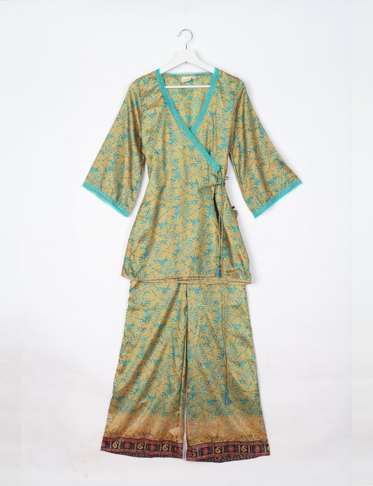 Versatile tunic set featuring lace details, made from sustainable materials. Perfect for conscious fashionistas seeking ethical wardrobe options.