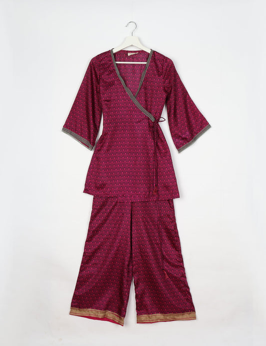 Versatile tunic set featuring lace details, made from sustainable materials. Perfect for conscious fashionistas seeking ethical wardrobe options.