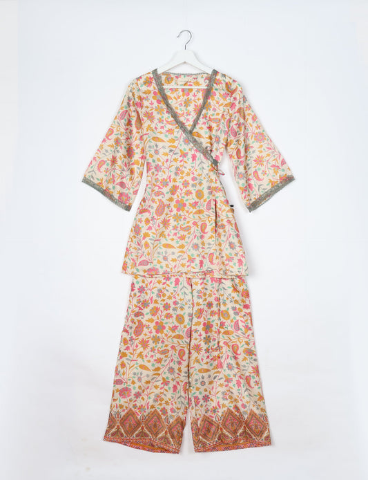 Versatile tunic set featuring lace details, made from sustainable materials. Perfect for conscious fashionistas seeking ethical wardrobe options.