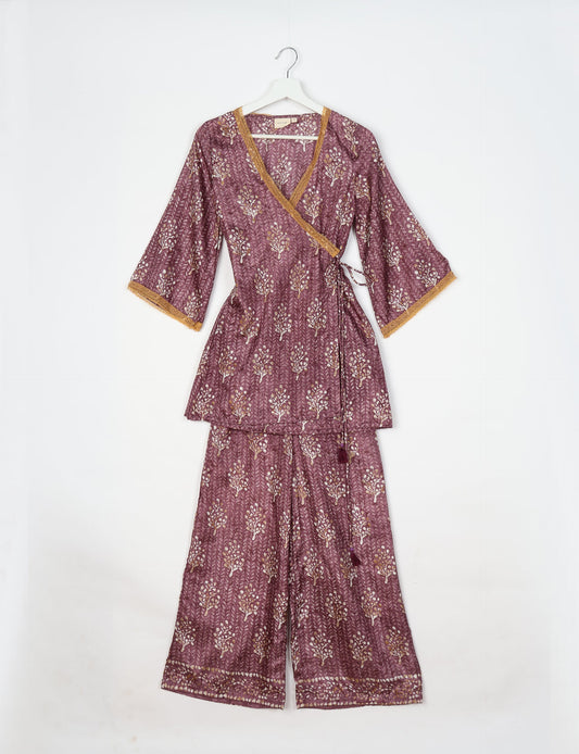 Versatile tunic set featuring lace details, made from sustainable materials. Perfect for conscious fashionistas seeking ethical wardrobe options.