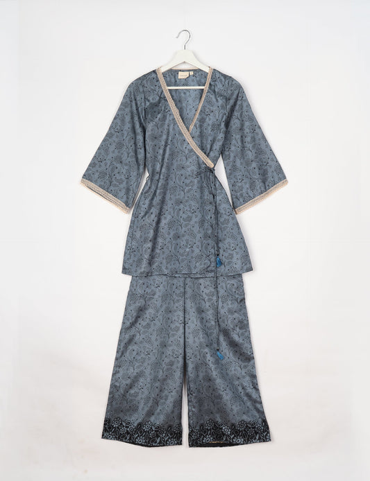 Versatile tunic set featuring lace details, made from sustainable materials. Perfect for conscious fashionistas seeking ethical wardrobe options.