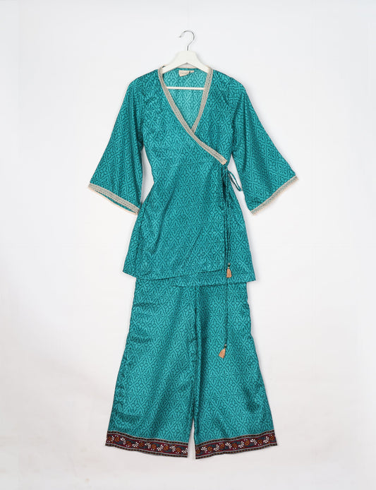 Versatile tunic set featuring lace details, made from sustainable materials. Perfect for conscious fashionistas seeking ethical wardrobe options.