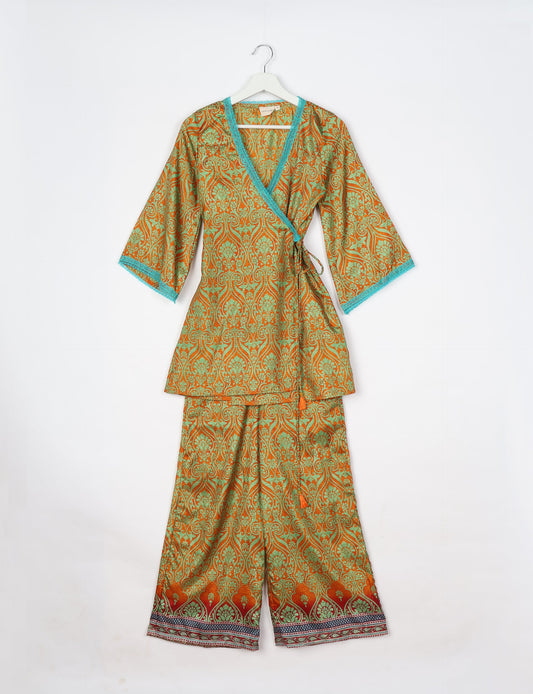 Versatile tunic set featuring lace details, made from sustainable materials. Perfect for conscious fashionistas seeking ethical wardrobe options.