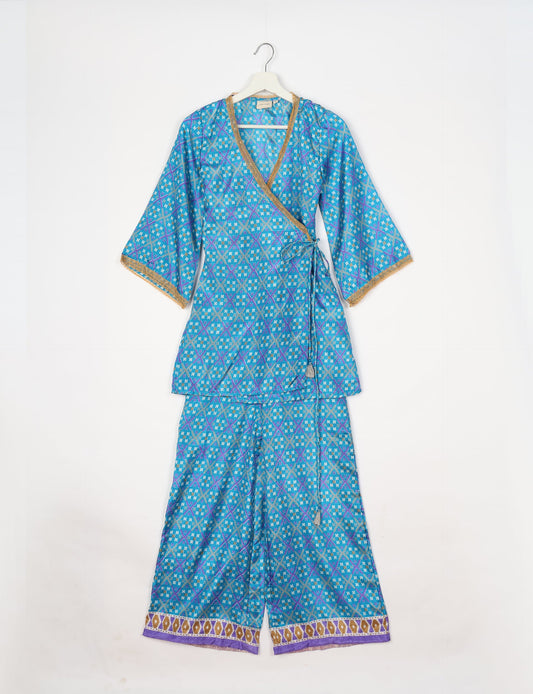 Versatile tunic set featuring lace details, made from sustainable materials. Perfect for conscious fashionistas seeking ethical wardrobe options.