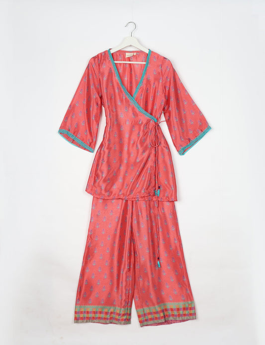 Versatile tunic set featuring lace details, made from sustainable materials. Perfect for conscious fashionistas seeking ethical wardrobe options.