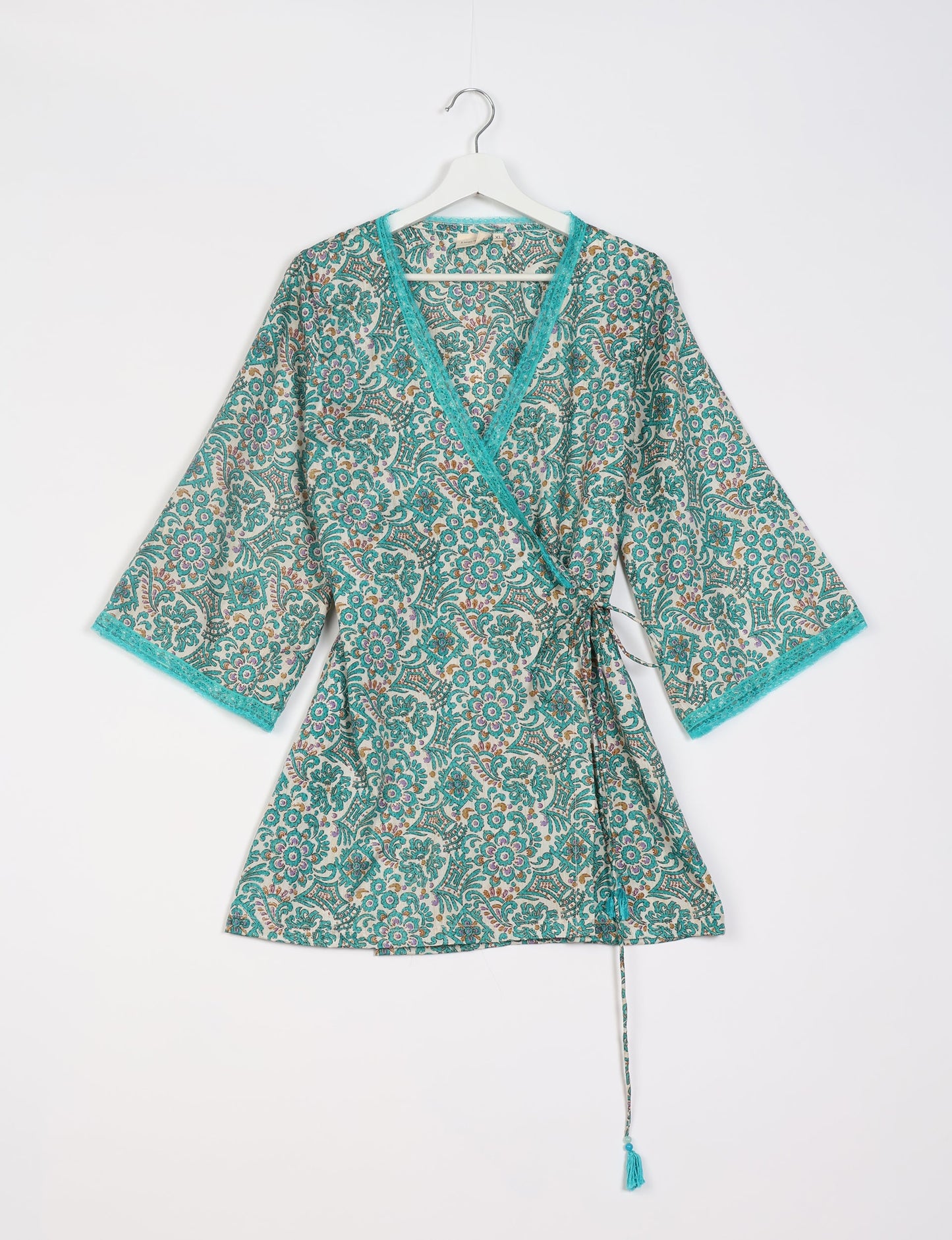 Versatile tunic set featuring lace details, made from sustainable materials. Perfect for conscious fashionistas seeking ethical wardrobe options.