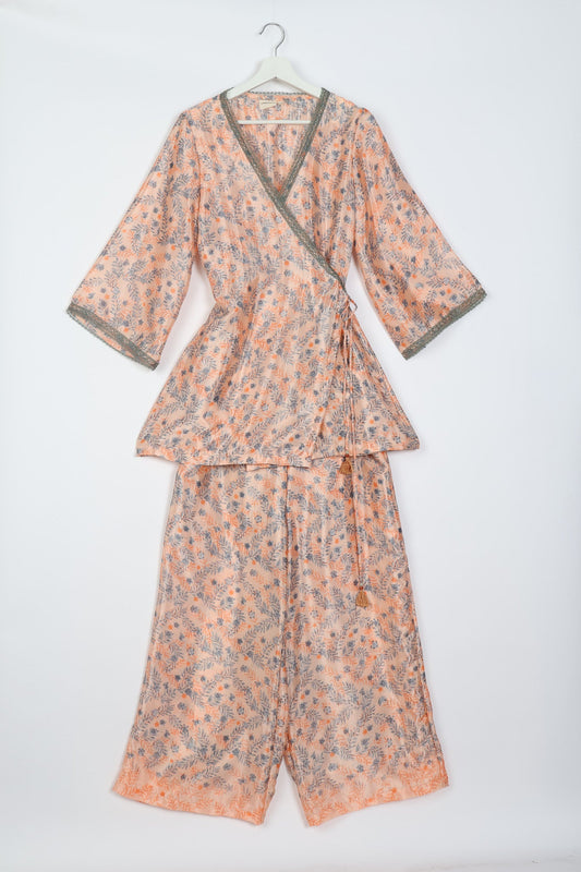 Versatile tunic set featuring lace details, made from sustainable materials. Perfect for conscious fashionistas seeking ethical wardrobe options.