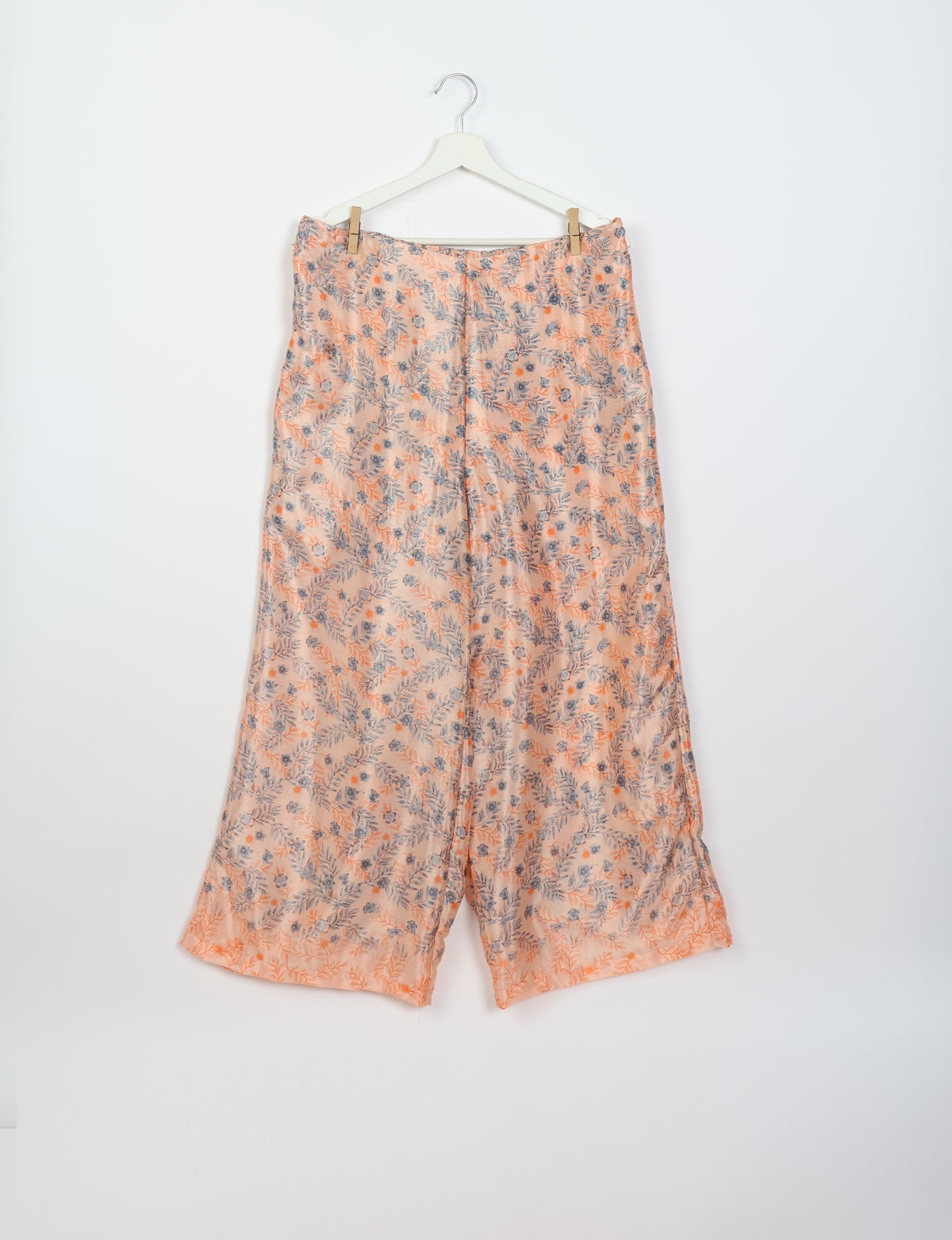 Versatile tunic set featuring lace details, made from sustainable materials. Perfect for conscious fashionistas seeking ethical wardrobe options.