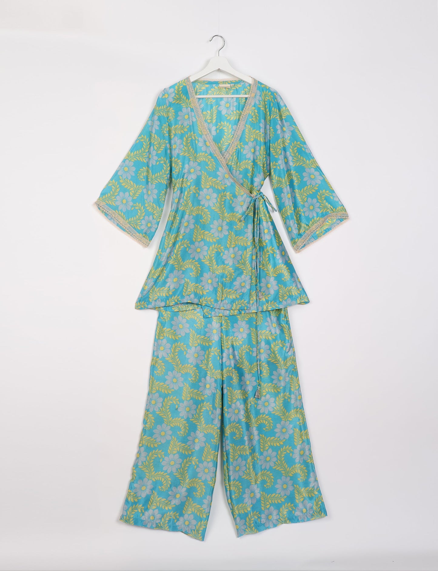 Versatile tunic set featuring lace details, made from sustainable materials. Perfect for conscious fashionistas seeking ethical wardrobe options.