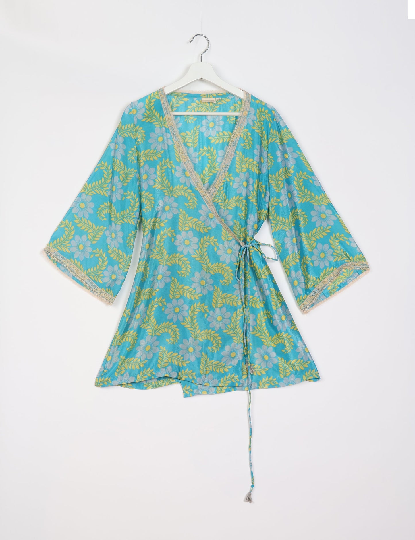 Versatile tunic set featuring lace details, made from sustainable materials. Perfect for conscious fashionistas seeking ethical wardrobe options.