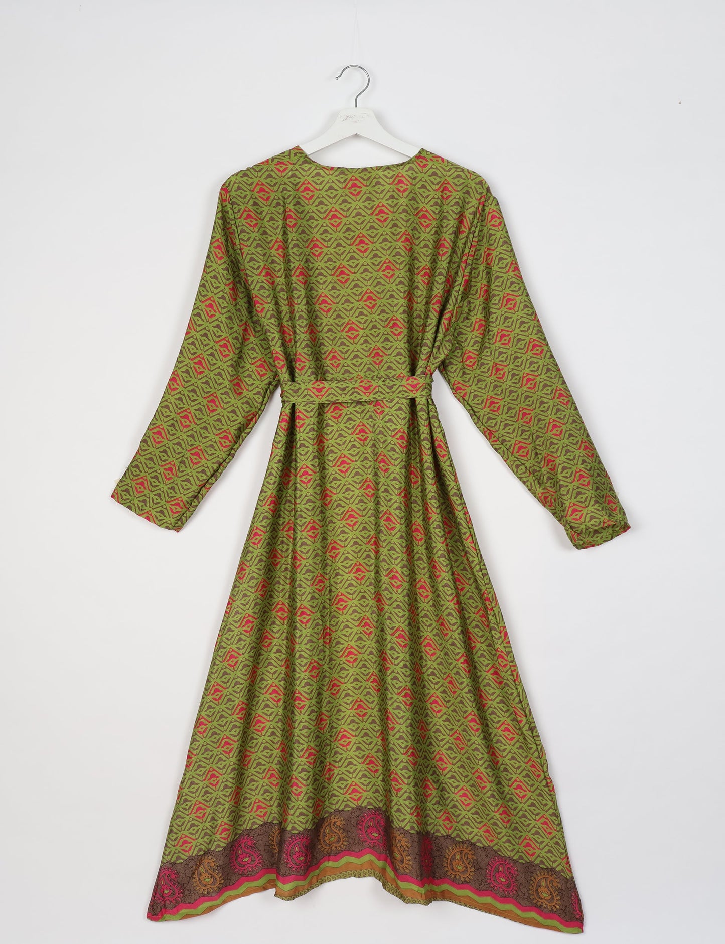 Beach robe made from upcycled saris, embodying ethical and sustainable fashion principles. Perfect for eco-conscious beachgoers and mindful living enthusiasts.