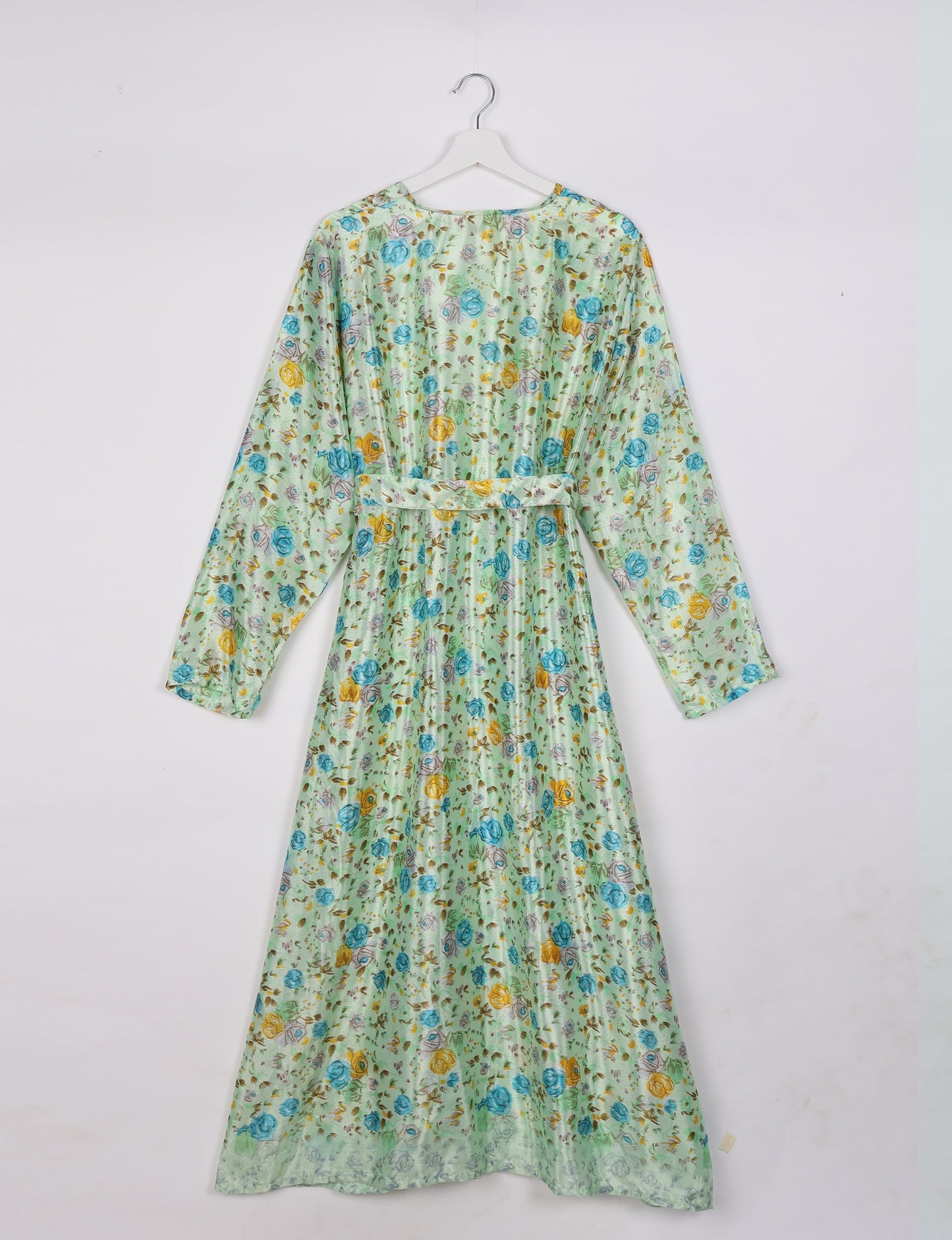 Beach robe made from upcycled saris, embodying ethical and sustainable fashion principles. Perfect for eco-conscious beachgoers and mindful living enthusiasts.