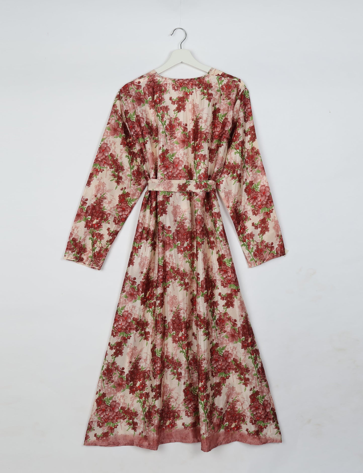 Beach robe made from upcycled saris, embodying ethical and sustainable fashion principles. Perfect for eco-conscious beachgoers and mindful living enthusiasts.