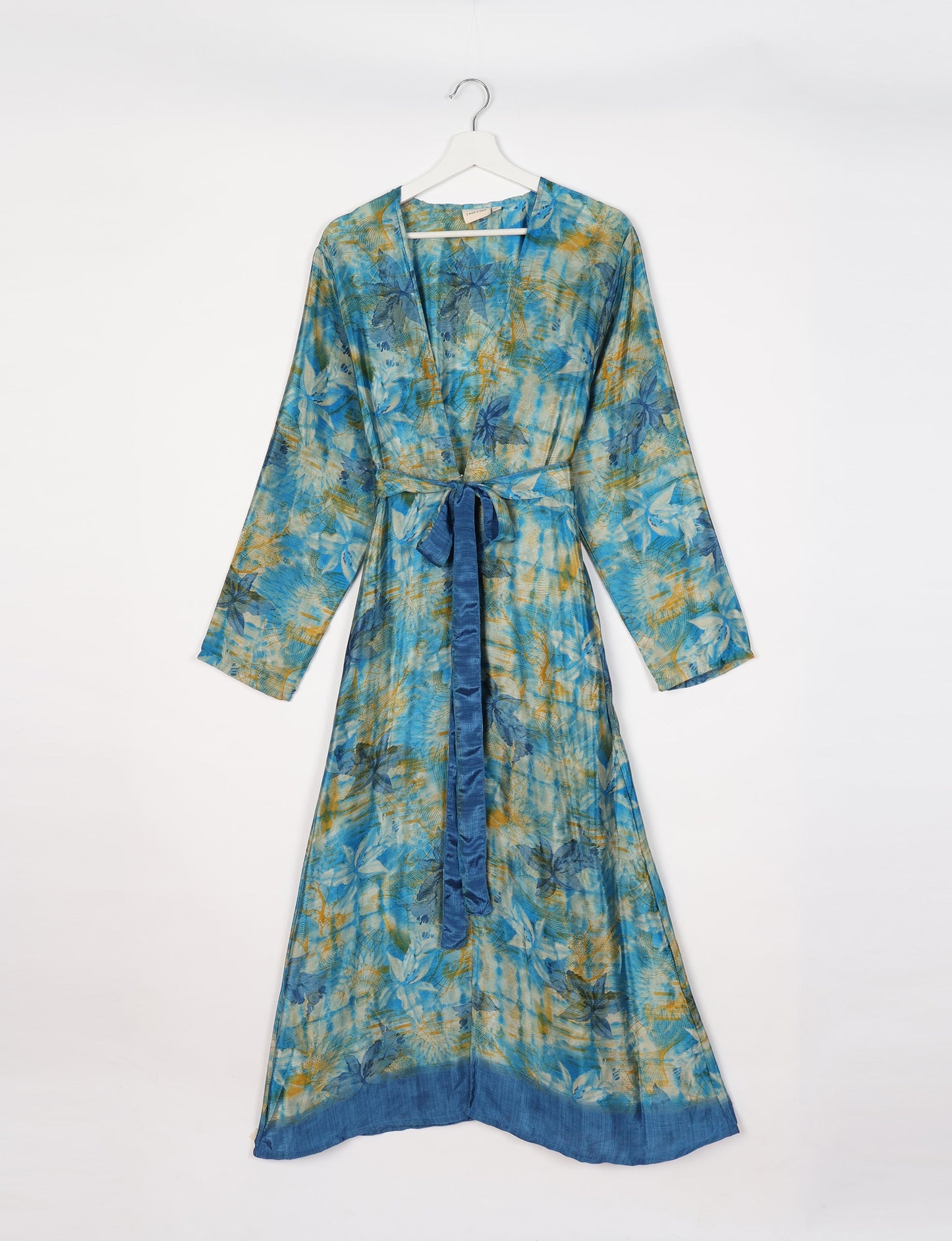 Beach robe made from upcycled saris, embodying ethical and sustainable fashion principles. Perfect for eco-conscious beachgoers and mindful living enthusiasts.