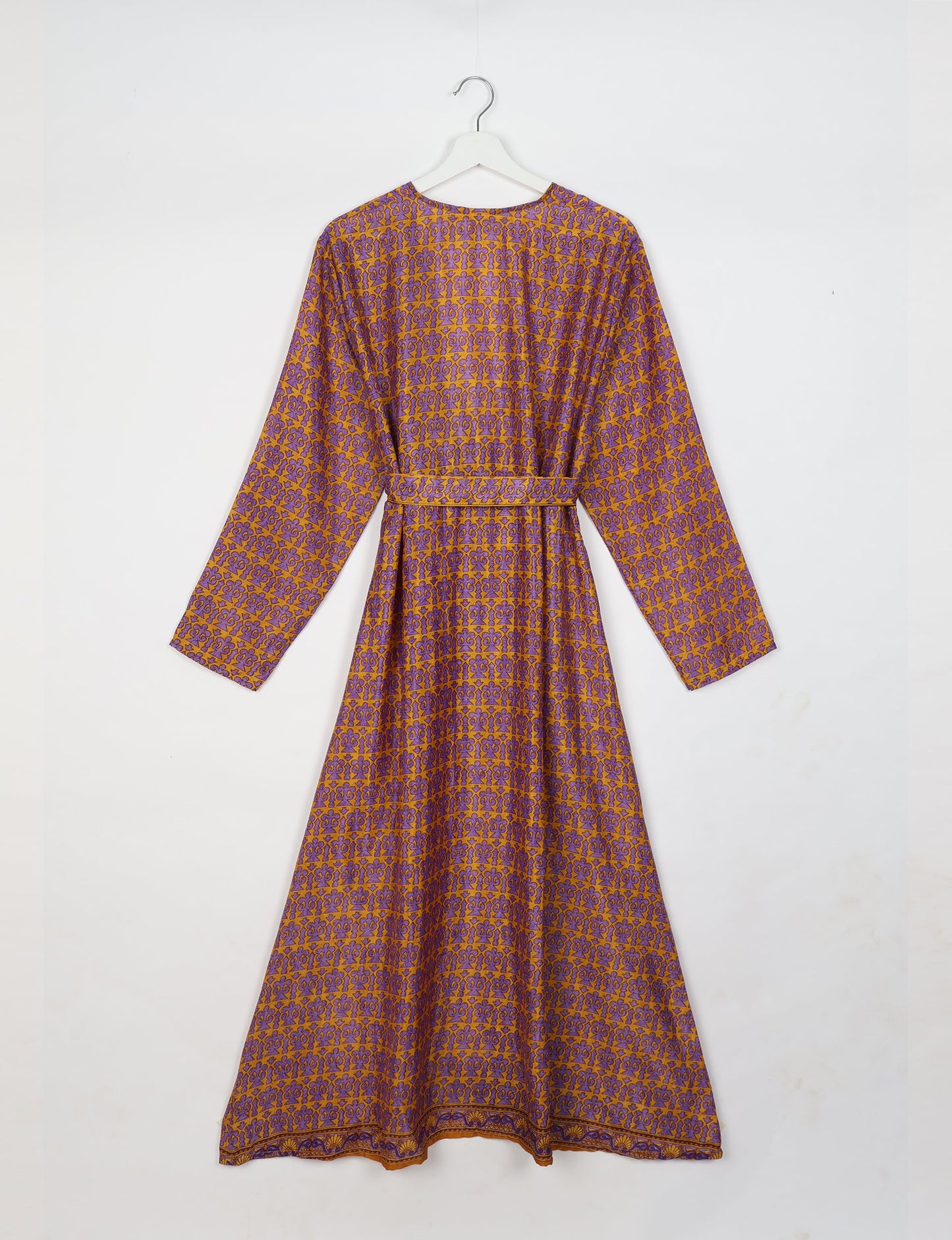 Beach robe made from upcycled saris, embodying ethical and sustainable fashion principles. Perfect for eco-conscious beachgoers and mindful living enthusiasts.