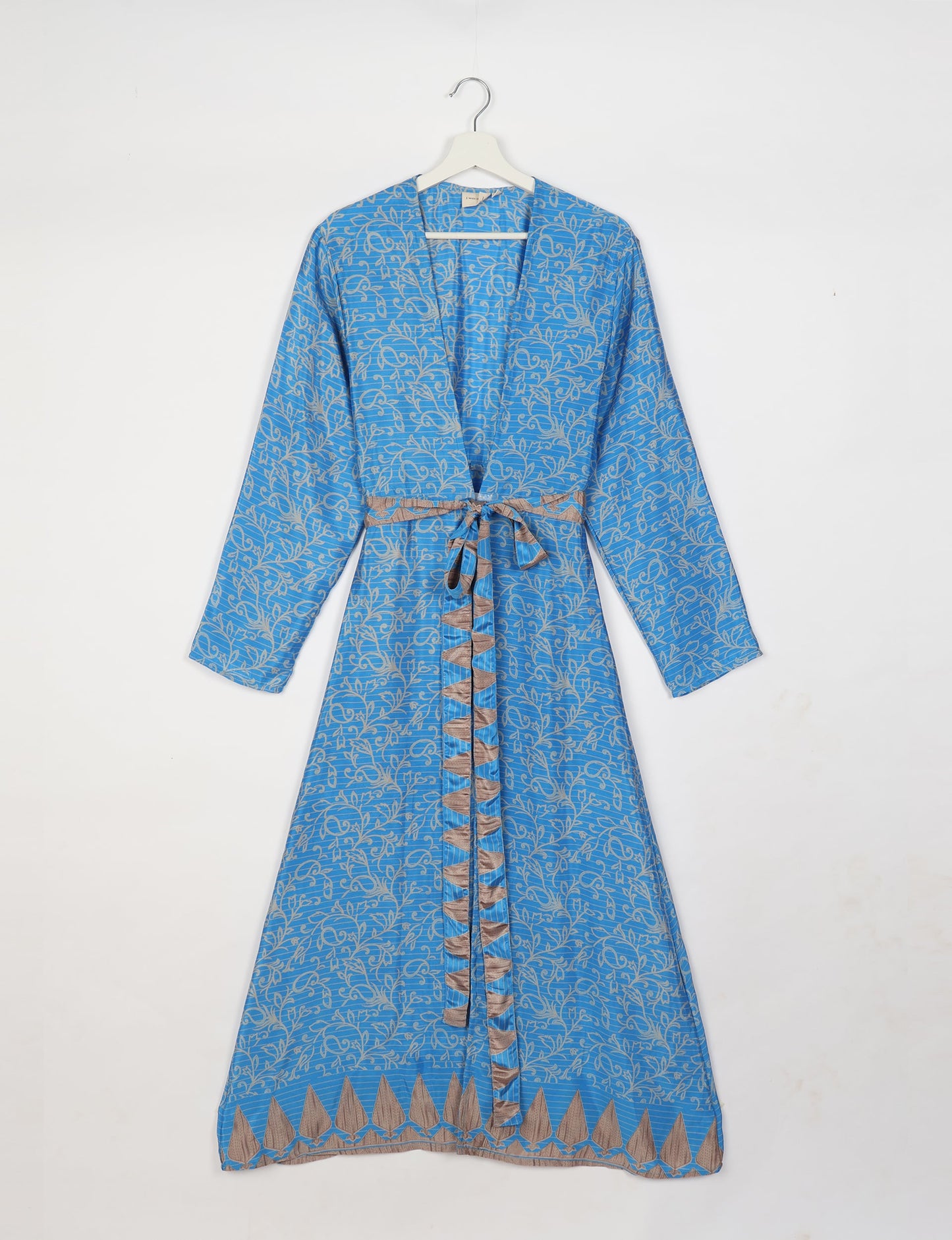 Beach robe made from upcycled saris, embodying ethical and sustainable fashion principles. Perfect for eco-conscious beachgoers and mindful living enthusiasts.