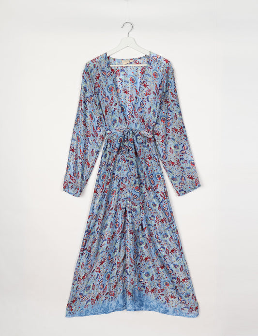 Beach robe made from upcycled saris, embodying ethical and sustainable fashion principles. Perfect for eco-conscious beachgoers and mindful living enthusiasts.