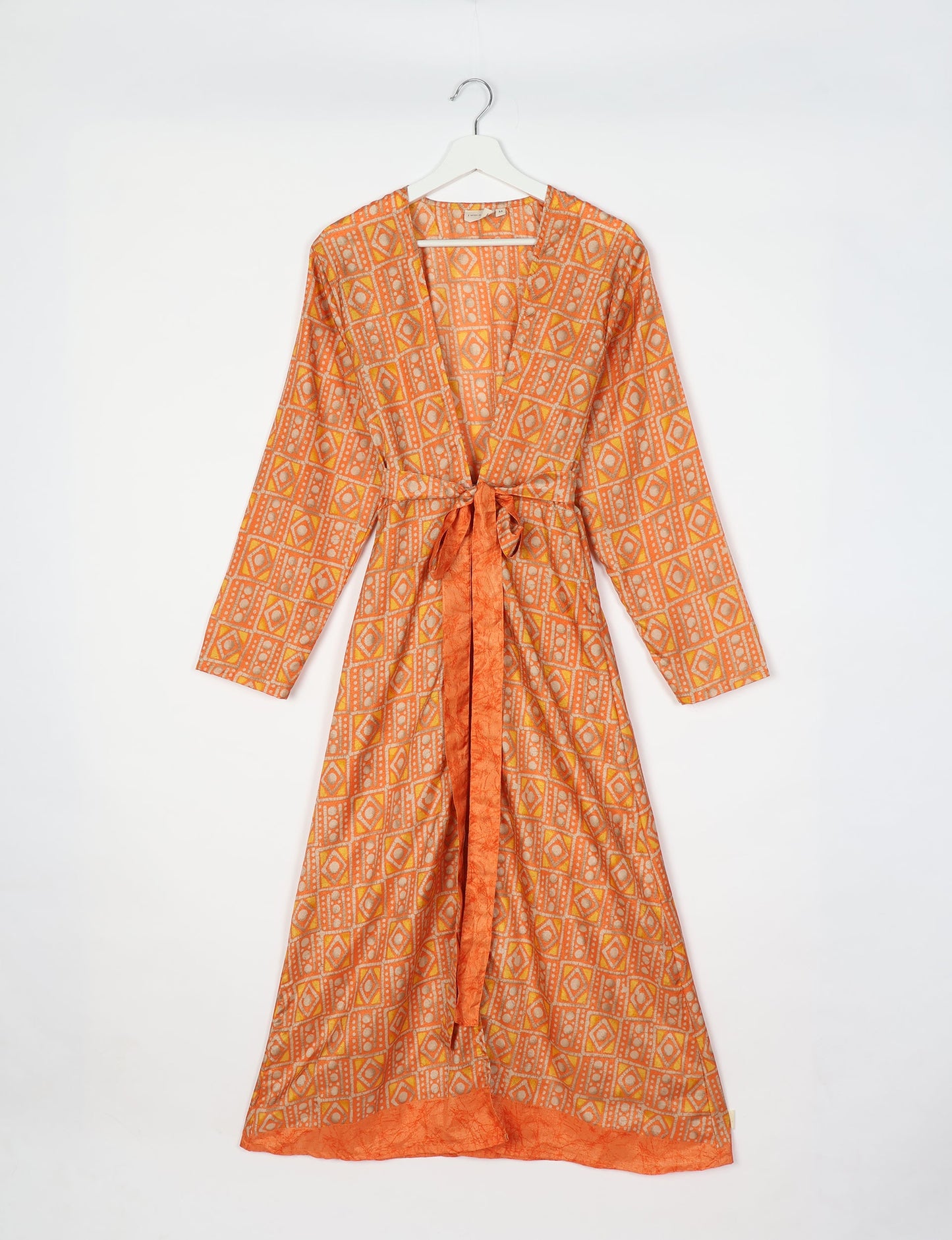 Beach robe made from upcycled saris, embodying ethical and sustainable fashion principles. Perfect for eco-conscious beachgoers and mindful living enthusiasts.