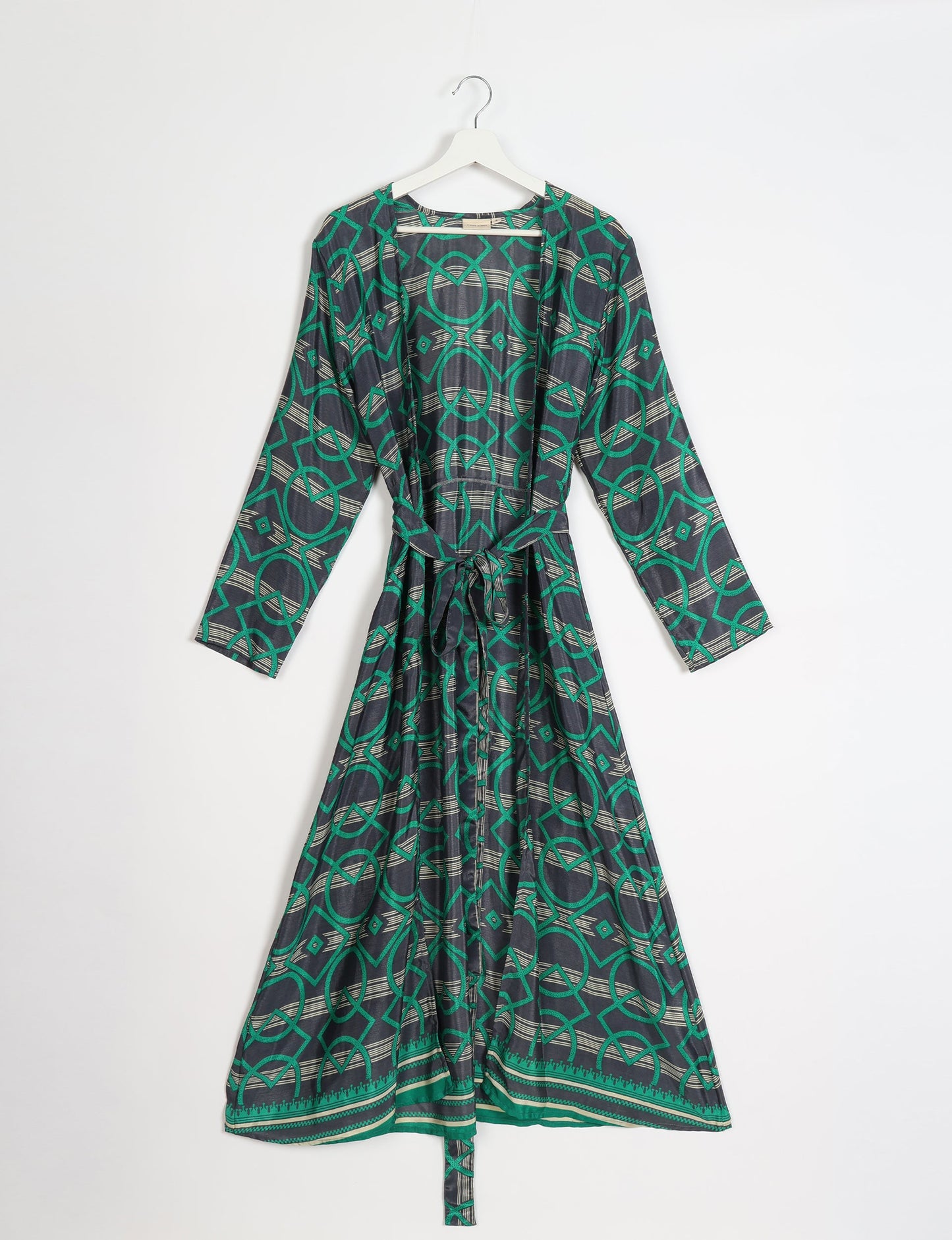 Beach robe made from upcycled saris, embodying ethical and sustainable fashion principles. Perfect for eco-conscious beachgoers and mindful living enthusiasts.