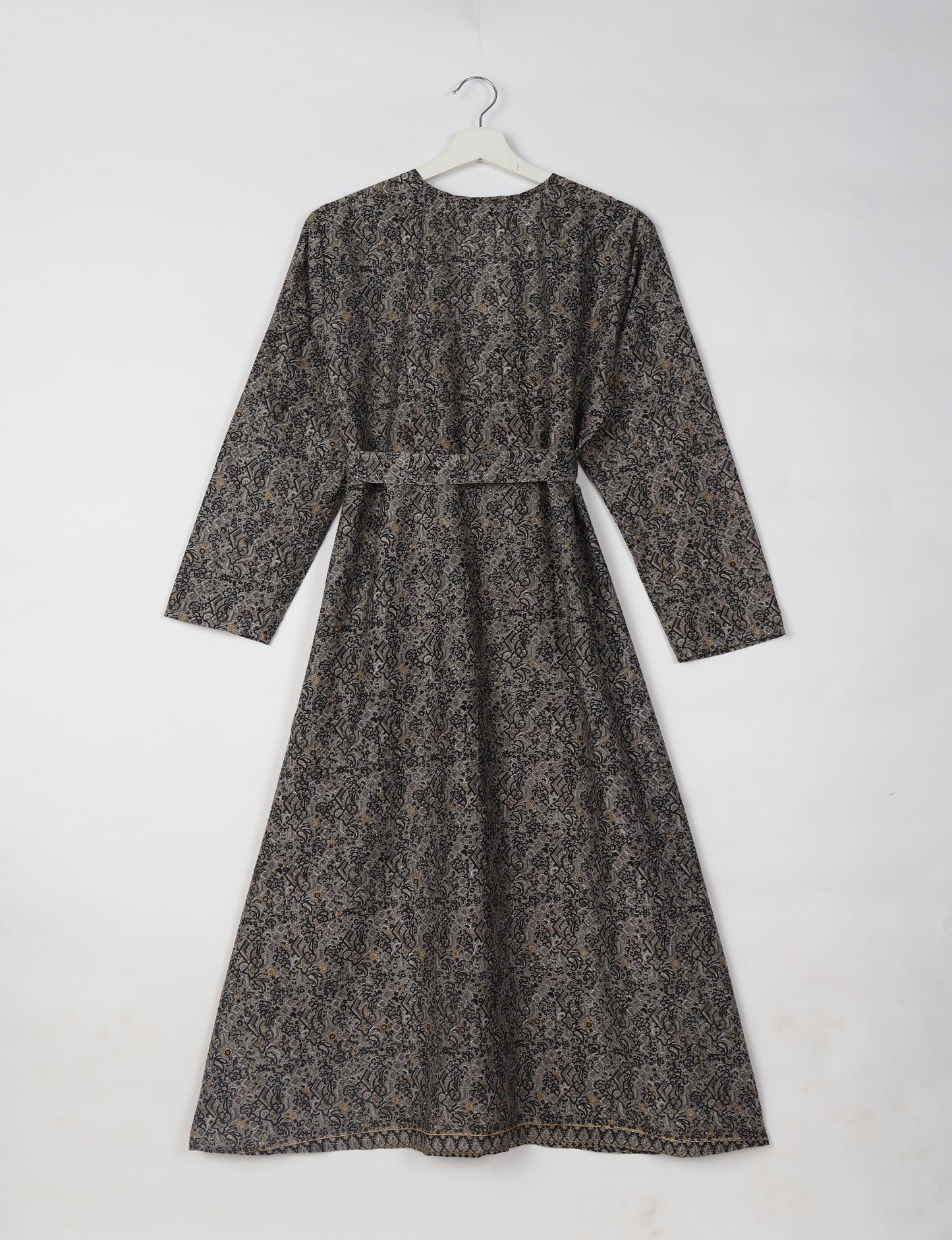 Beach robe made from upcycled saris, embodying ethical and sustainable fashion principles. Perfect for eco-conscious beachgoers and mindful living enthusiasts.