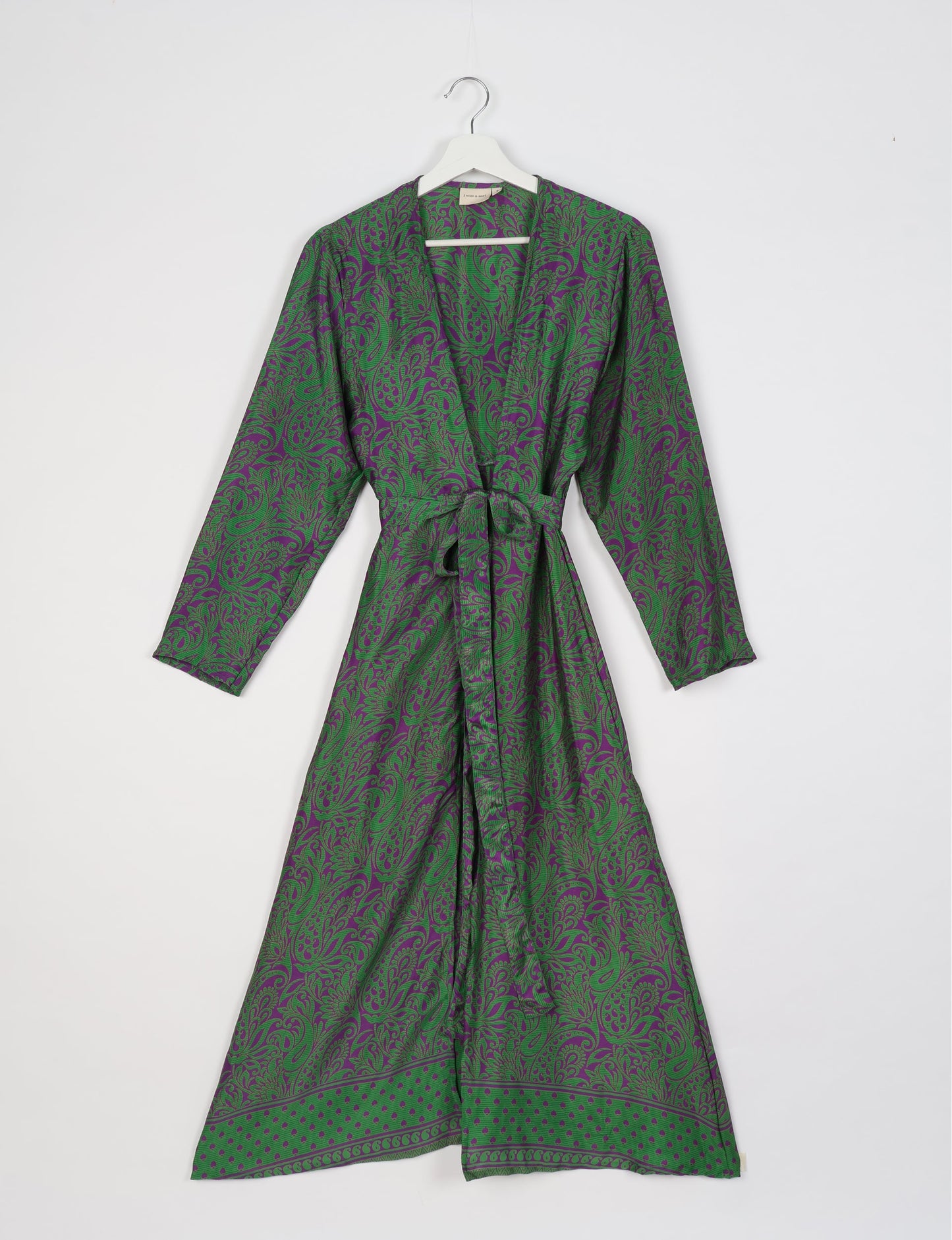 Beach robe made from upcycled saris, embodying ethical and sustainable fashion principles. Perfect for eco-conscious beachgoers and mindful living enthusiasts.