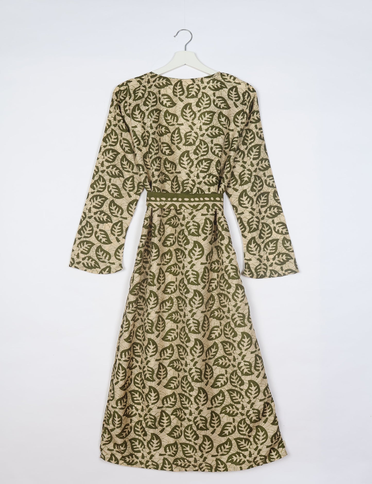 Beach robe made from upcycled saris, embodying ethical and sustainable fashion principles. Perfect for eco-conscious beachgoers and mindful living enthusiasts.