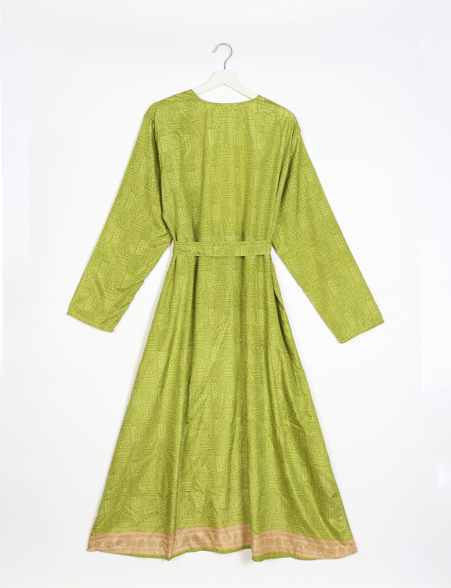 Beach robe made from upcycled saris, embodying ethical and sustainable fashion principles. Perfect for eco-conscious beachgoers and mindful living enthusiasts.