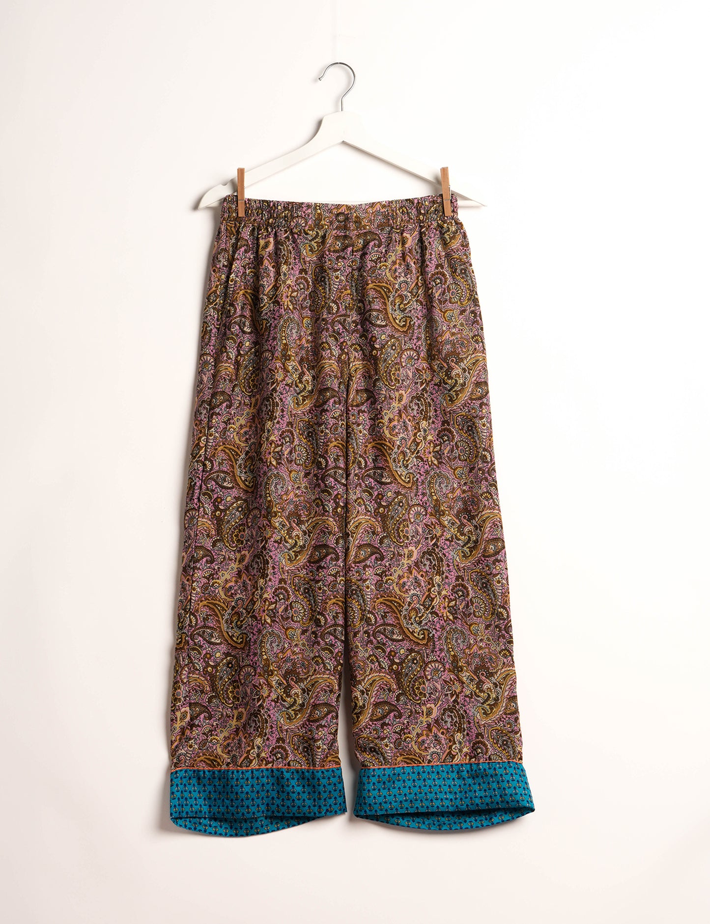 Choose sustainable sleepwear with our PJ SET – perfect for conscious living. From chilling to entertaining, these day-to-night pajamas feature an ethically crafted long-sleeve button-down and elastic-waist pants. Elevate your sleepwear with eco-friendly elegance.