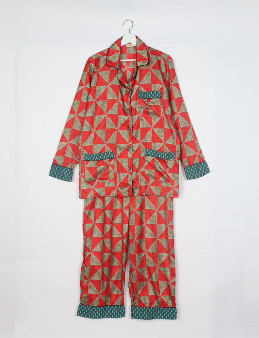 Choose sustainable sleepwear with our PJ SET – perfect for conscious living. From chilling to entertaining, these day-to-night pajamas feature an ethically crafted long-sleeve button-down and elastic-waist pants. Elevate your sleepwear with eco-friendly elegance.