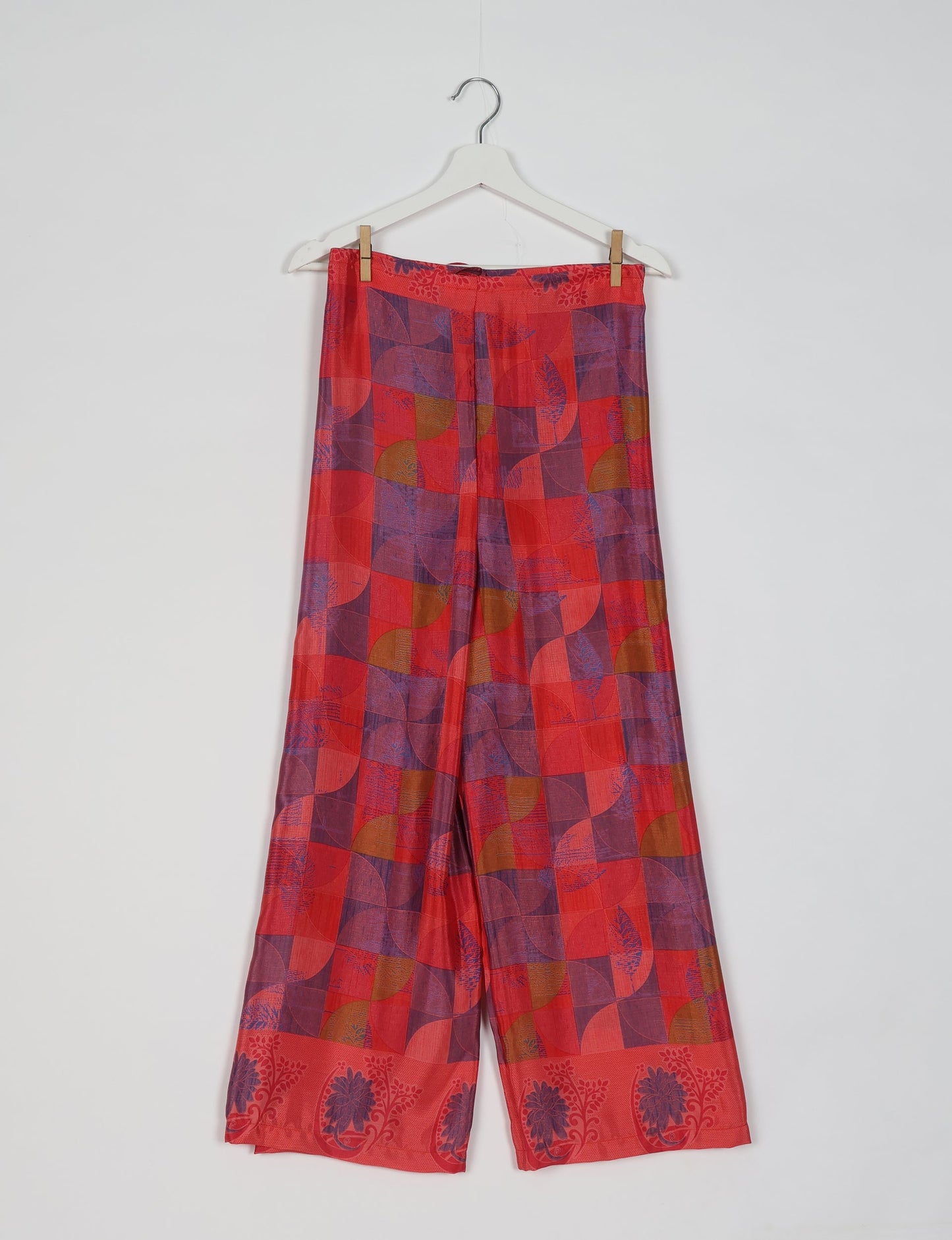 Immerse yourself in the vibrant allure of our PANTA PAREO – a distinctive piece made from handpicked, pre-worn saris, and carefully reworked by local artisans. This pareo is more than just a getaway must-have; it's a sustainable statement. Ideal as a layer over a bikini or a stylish throw, it brings eco-friendly charm to any room in your home. Embrace the colorful elegance of repurposed saris with the PANTA PAREO – an essential addition to your wardrobe for conscious and stylish living.