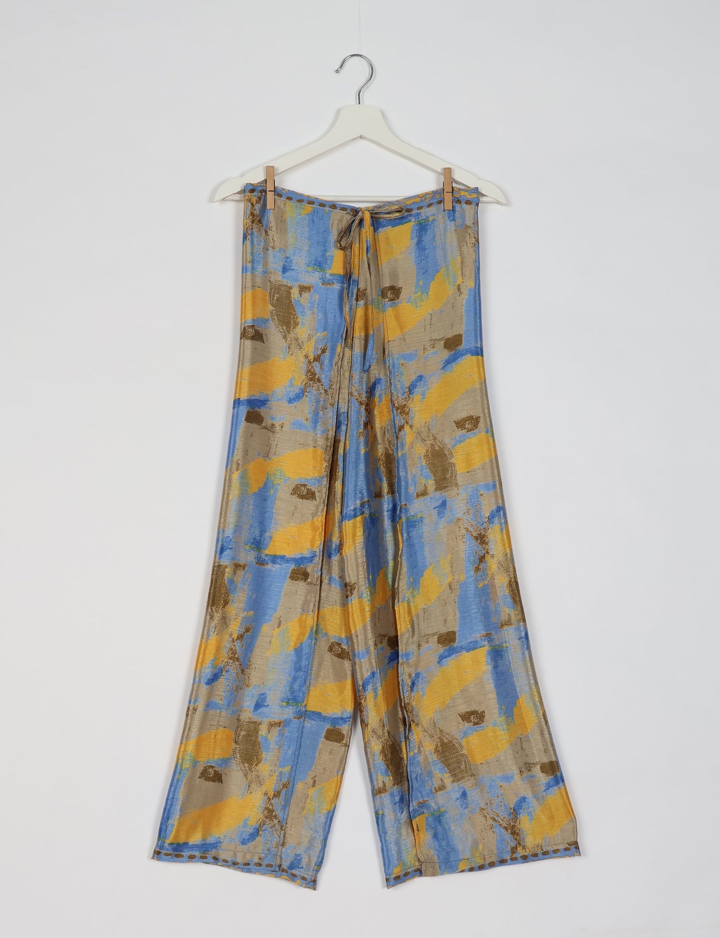 Immerse yourself in the vibrant allure of our PANTA PAREO – a distinctive piece made from handpicked, pre-worn saris, and carefully reworked by local artisans. This pareo is more than just a getaway must-have; it's a sustainable statement. Ideal as a layer over a bikini or a stylish throw, it brings eco-friendly charm to any room in your home. Embrace the colorful elegance of repurposed saris with the PANTA PAREO – an essential addition to your wardrobe for conscious and stylish living.