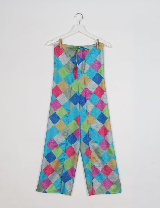 Immerse yourself in the vibrant allure of our PANTA PAREO – a distinctive piece made from handpicked, pre-worn saris, and carefully reworked by local artisans. This pareo is more than just a getaway must-have; it's a sustainable statement. Ideal as a layer over a bikini or a stylish throw, it brings eco-friendly charm to any room in your home. Embrace the colorful elegance of repurposed saris with the PANTA PAREO – an essential addition to your wardrobe for conscious and stylish living.