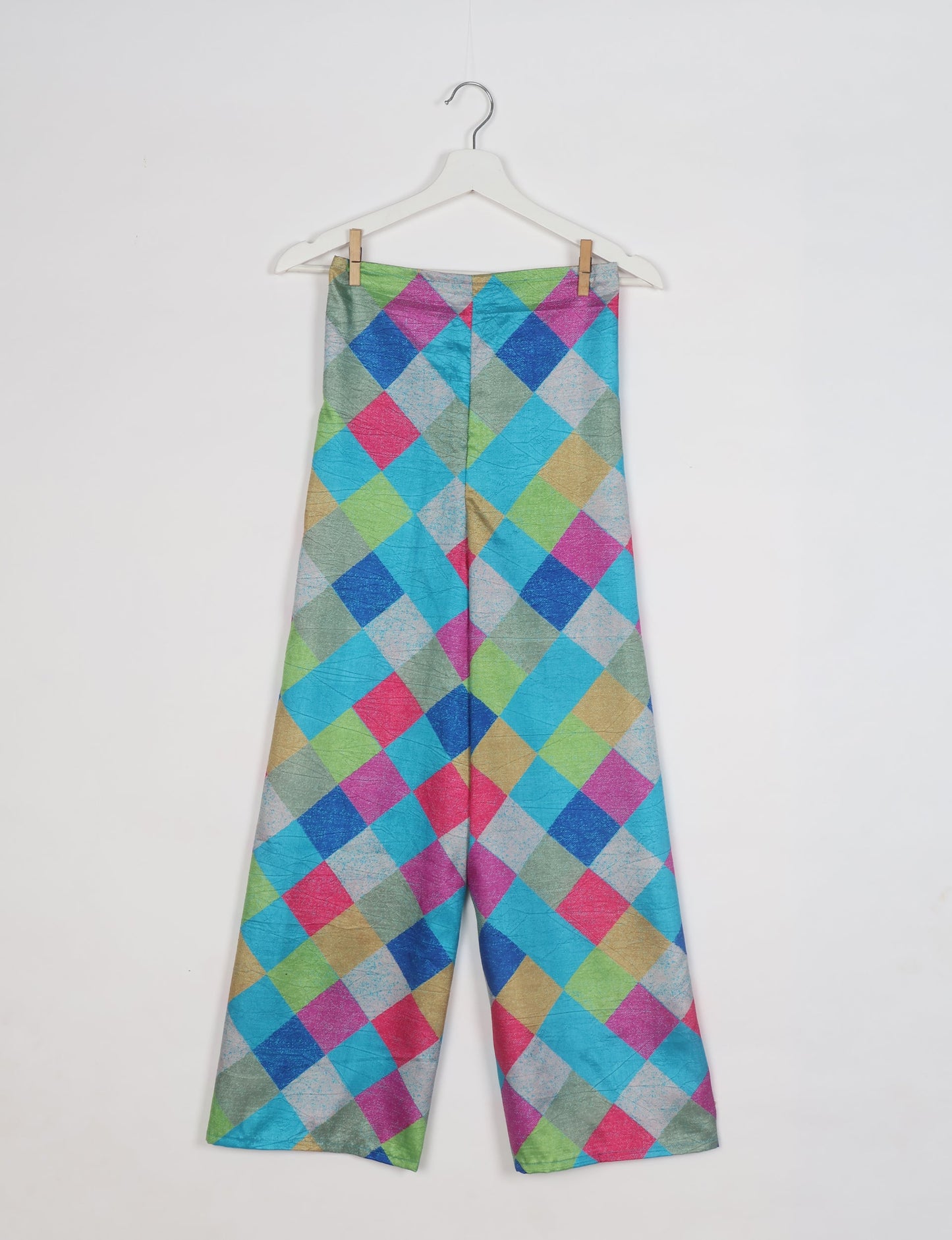 Immerse yourself in the vibrant allure of our PANTA PAREO – a distinctive piece made from handpicked, pre-worn saris, and carefully reworked by local artisans. This pareo is more than just a getaway must-have; it's a sustainable statement. Ideal as a layer over a bikini or a stylish throw, it brings eco-friendly charm to any room in your home. Embrace the colorful elegance of repurposed saris with the PANTA PAREO – an essential addition to your wardrobe for conscious and stylish living.