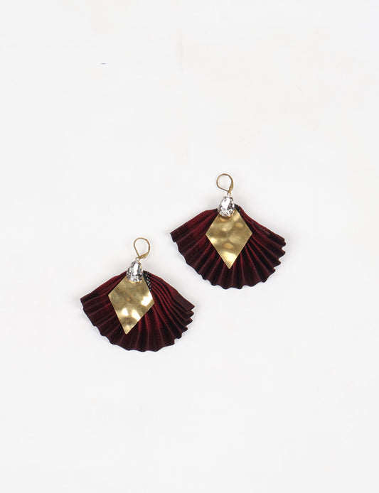 Elevate your style sustainably with our PLEATED EARRINGS – a fusion of ethical fashion and eco-conscious design. Created from pre-loved saris using heat set pleats, these earrings embody zero waste clothing and upcycled fashion. Fastened with hooks, adorned with a diamond-shaped metallic plate and a special drop-shaped jewel. Hypoallergy tested metal hooks, nickel, and lead-free, making them a conscious and skin-friendly accessory.