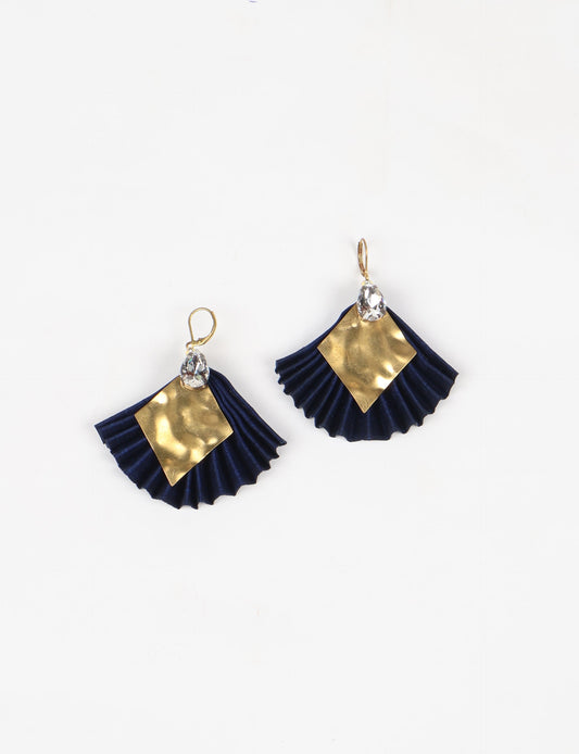 Elevate your style sustainably with our PLEATED EARRINGS – a fusion of ethical fashion and eco-conscious design. Created from pre-loved saris using heat set pleats, these earrings embody zero waste clothing and upcycled fashion. Fastened with hooks, adorned with a diamond-shaped metallic plate and a special drop-shaped jewel. Hypoallergy tested metal hooks, nickel, and lead-free, making them a conscious and skin-friendly accessory.
